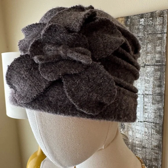 Scala Collezione 100% Wool Gray Flower Wool Cloche Hat - Picture 2 of 6